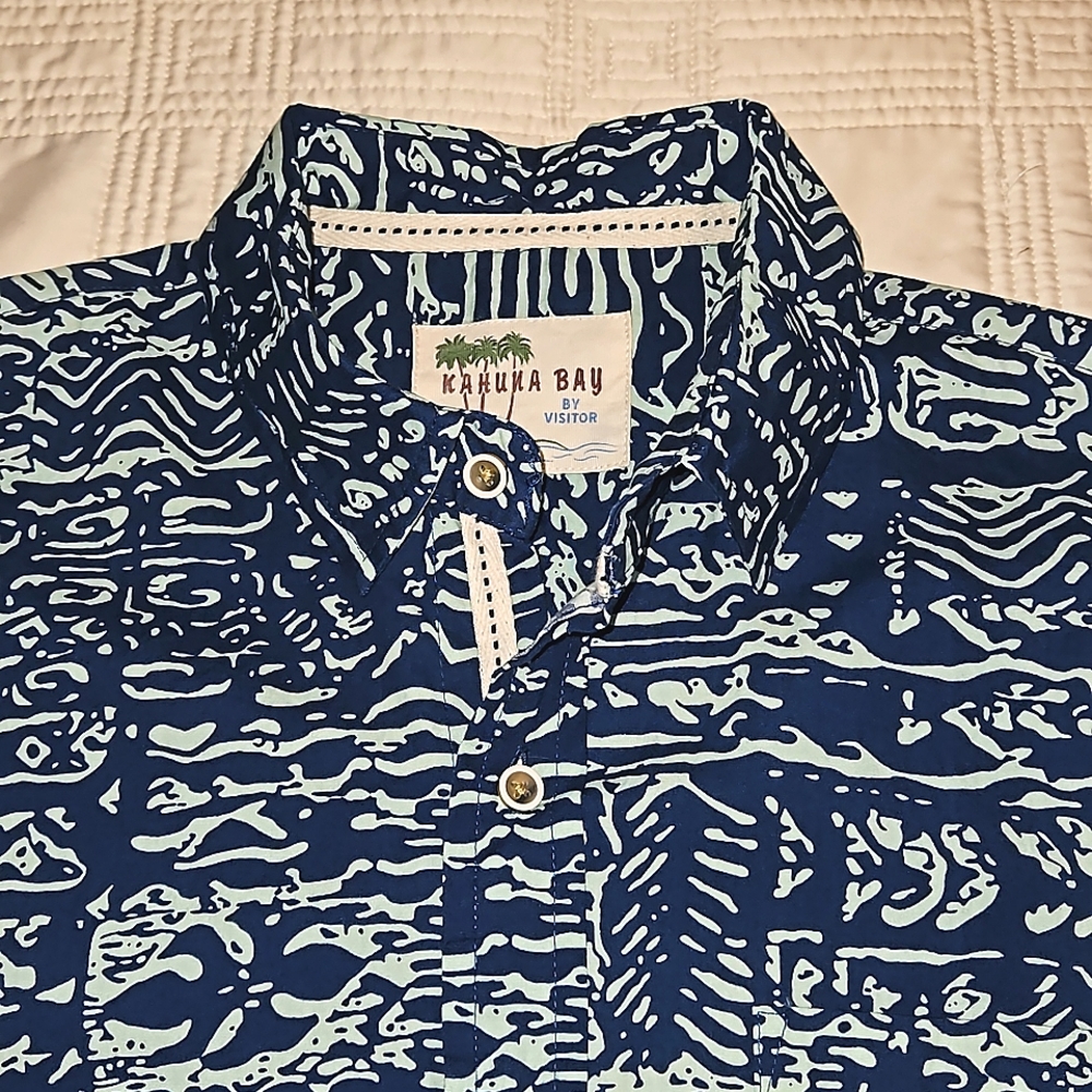 Men's Kahuna Bay tropical patern short sleeve shirt.